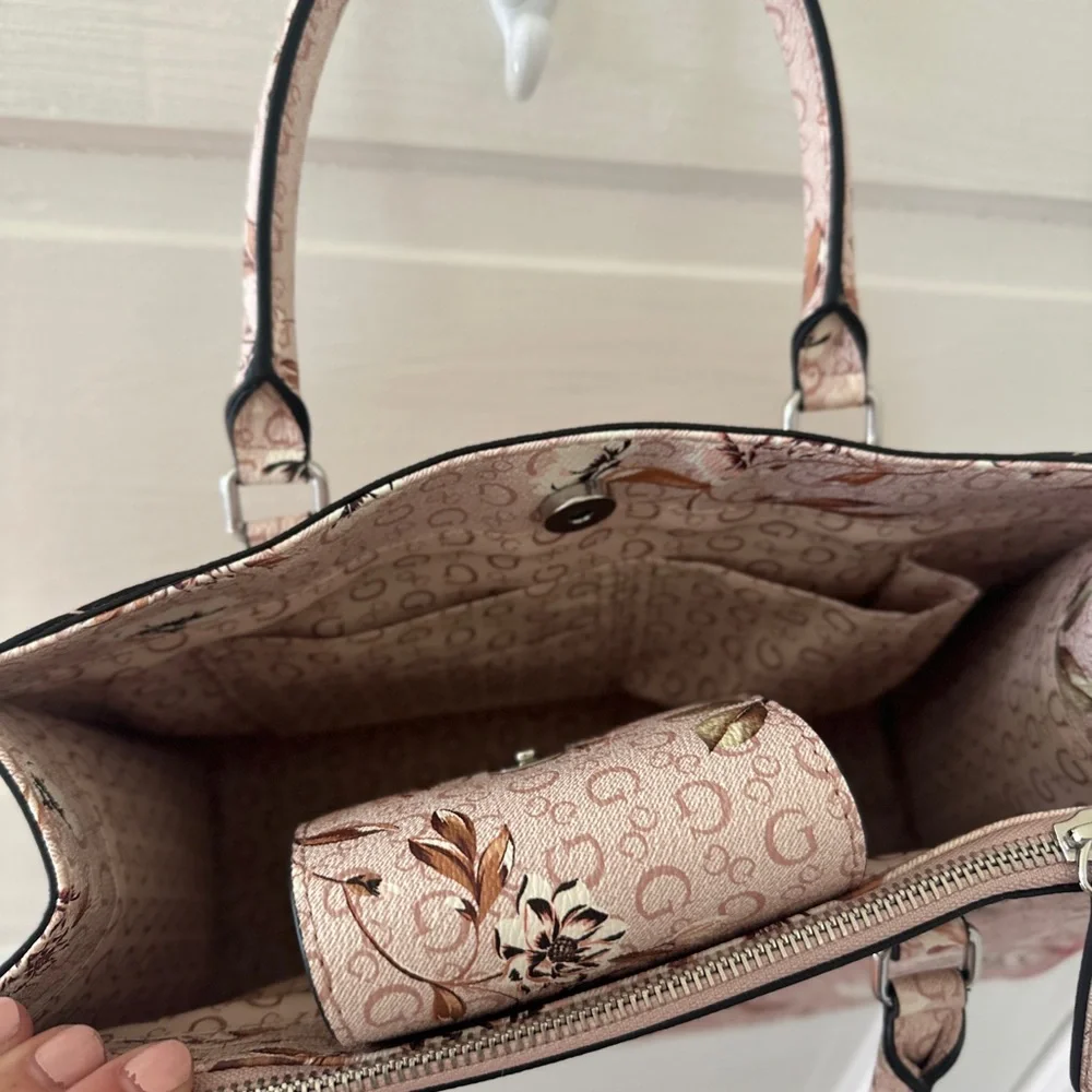 NWOT Pink Floral Guess Bag - Picture 3 of 3